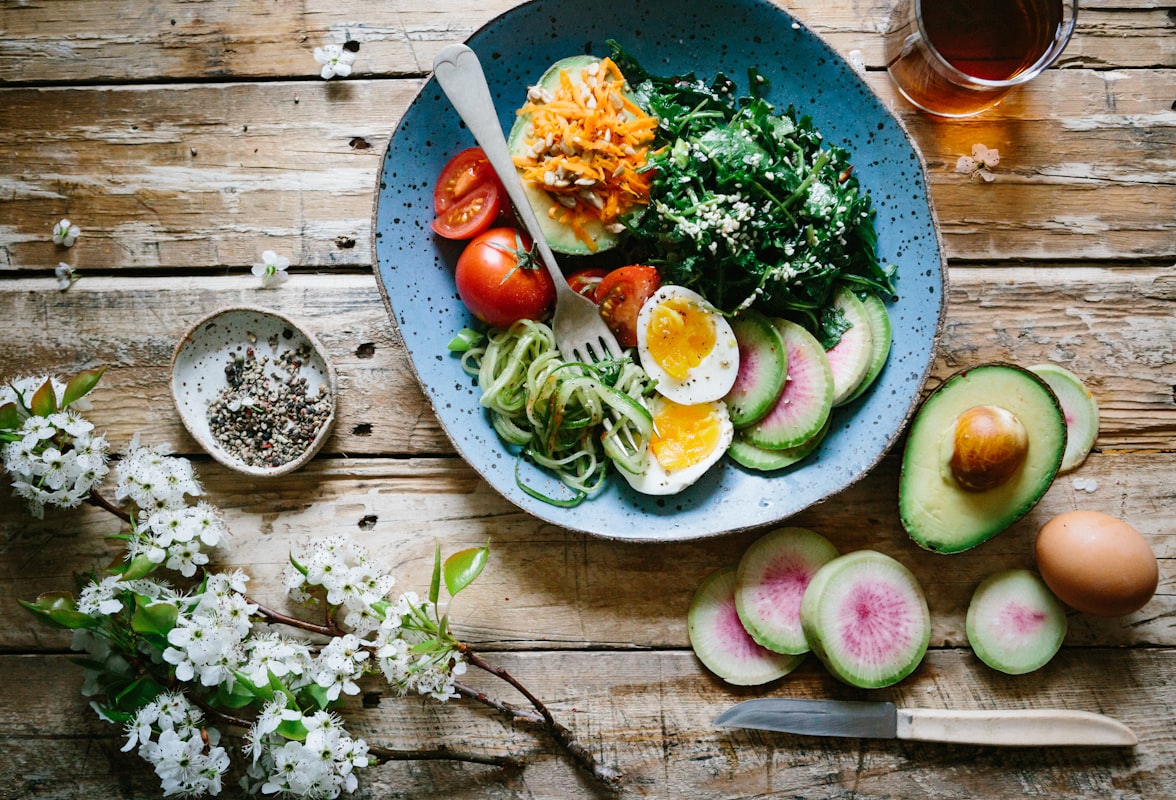 Équipe éditoriale travaillant sur des articles de nutrition
